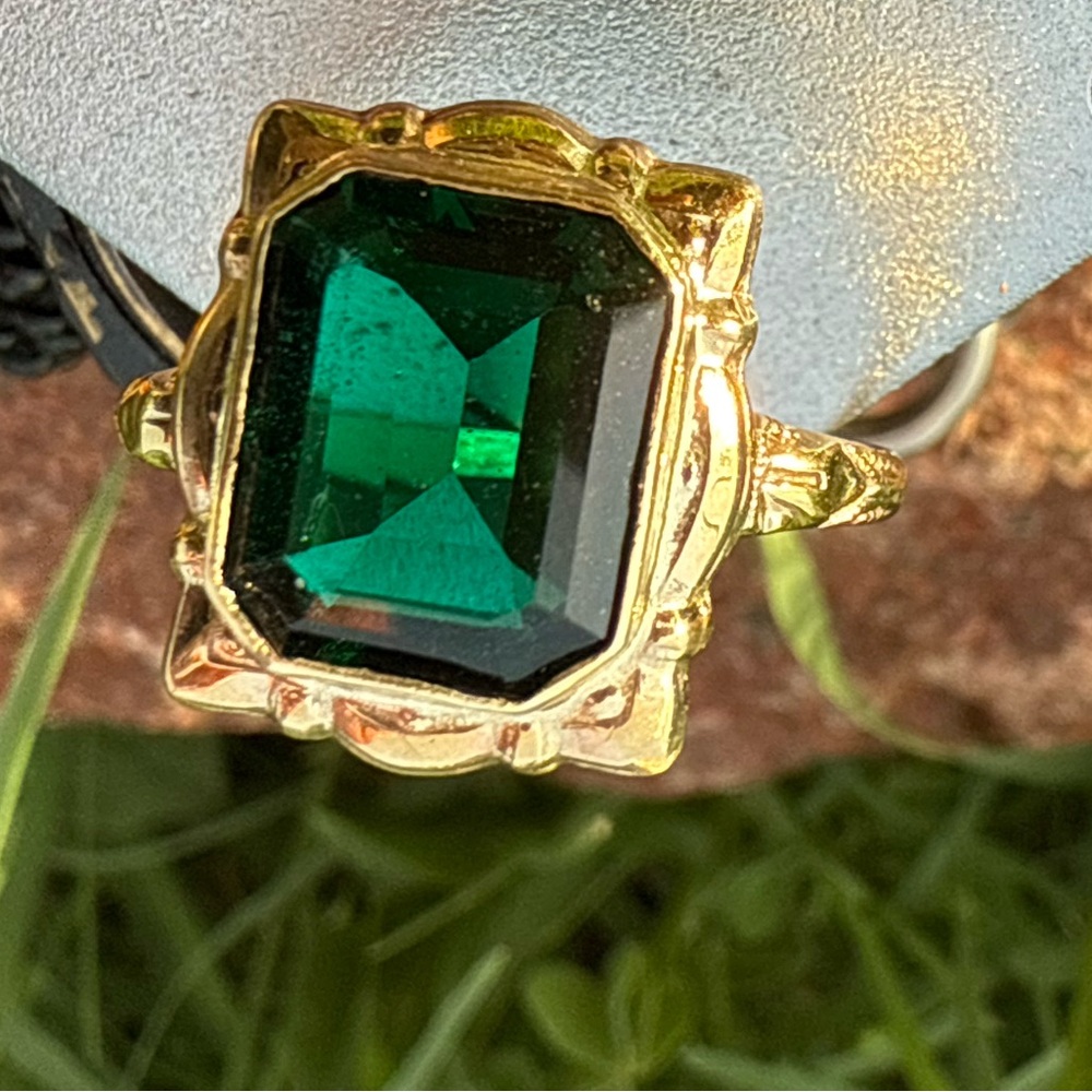 Elegant vintage Emerald set in 10 carat solid gold Ring
